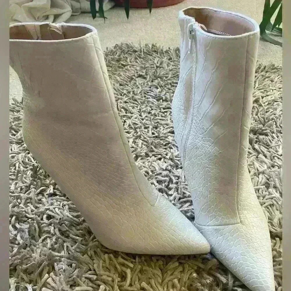 Express Cream/off white ankle boots | Size 9